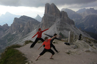 Frauen ueben Yoga in Dolomiten